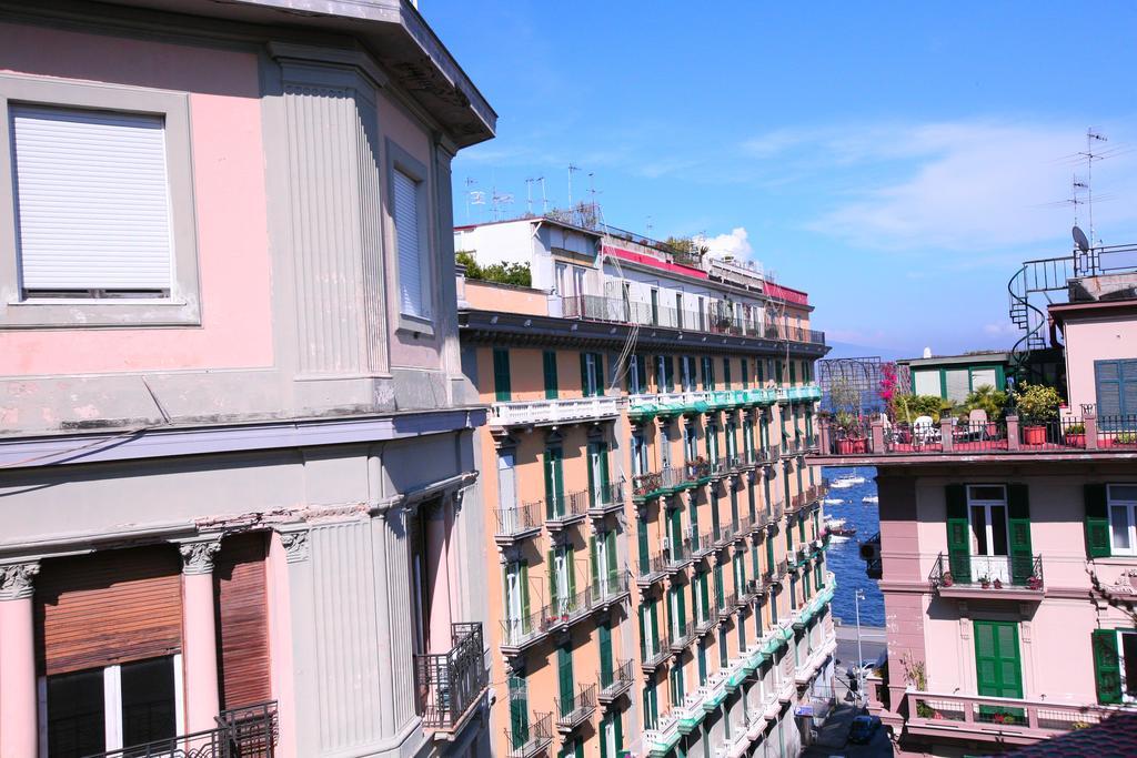 Megaride Santa Lucia Acomodação com café da manhã Nápoles Exterior foto
